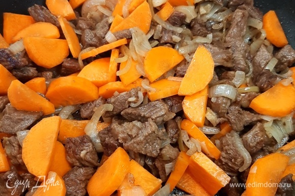Морковь нарезаем полукольцами средней толщины и отправляем ее к мясу, поджариваем пару минут.