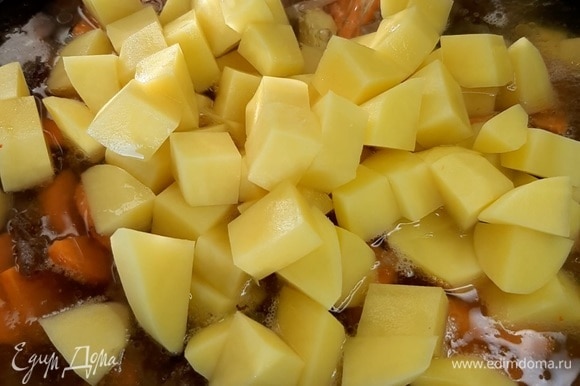 Картофель нарезаем кубиками и добавляем в сковороду. Горячую воду наливаем так, чтобы она скрывала овощи, и даем покипеть минут 10.