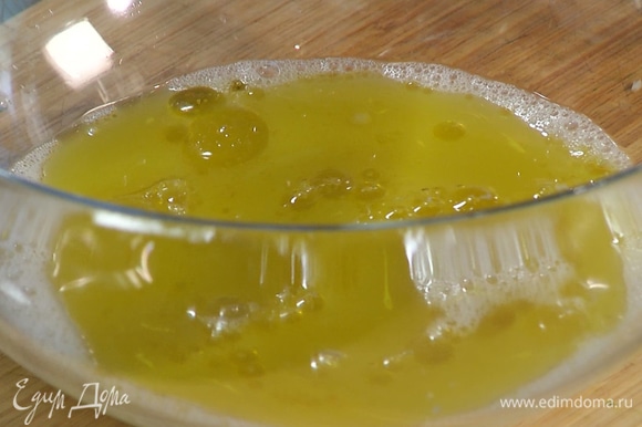 В отдельной миске смешать гречневое молоко, растительное масло и сироп агавы.