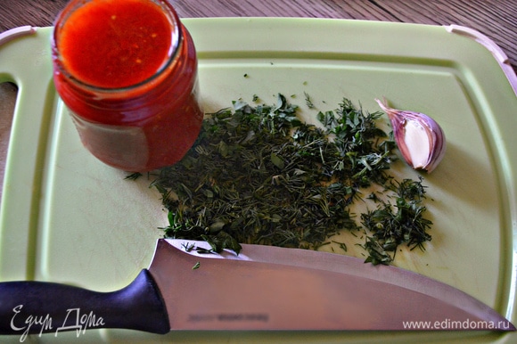 Смешайте томатный соус с рубленой зеленью и измельченный чесноком. Приправьте свежемолотым перцем, солью. Перемешайте.