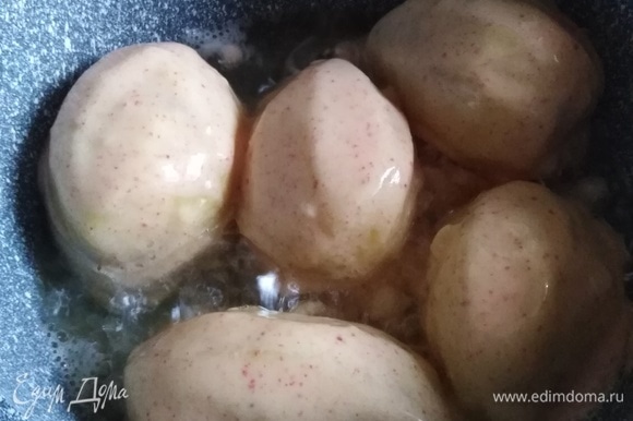 Выложить картофель в раскаленную сковороду с растительным маслом.