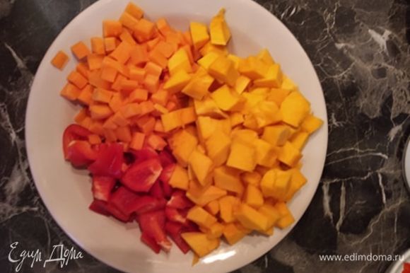 Нарезать кубиком мякоть тыквы и морковь. Болгарский перец очистить от семян и перегородок, нарезать кубиком.