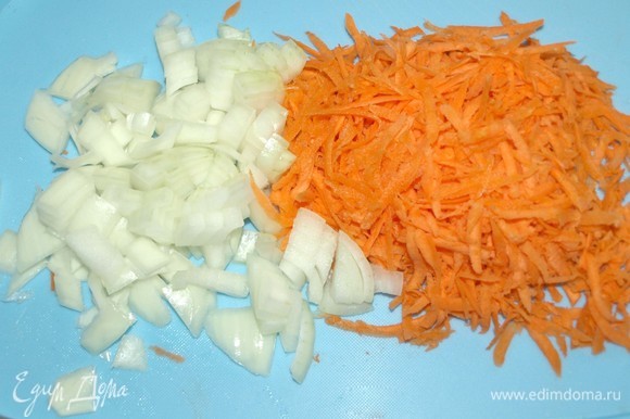 Большую луковицу очистить и нарезать. Морковь очистить и натереть на крупной терке.