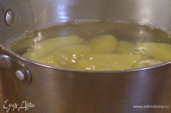 Картофель почистить, нарезать дольками, выложить в кастрюлю, залить горячей водой и варить минут 15, затем воду слить и сохранить.