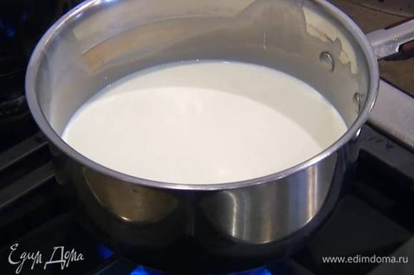 Молоко подогреть на маленьком огне до температуры 30‒36°С.
