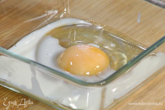 Яйцо вместе с молоком слегка взбить вилкой.