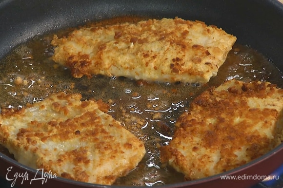 Разогреть в большой сковороде растительное масло и обжарить рыбу с двух сторон до готовности.