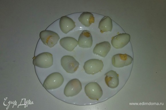 Очищаем перепелиные яйца от скорлупы и разрезаем их пополам.