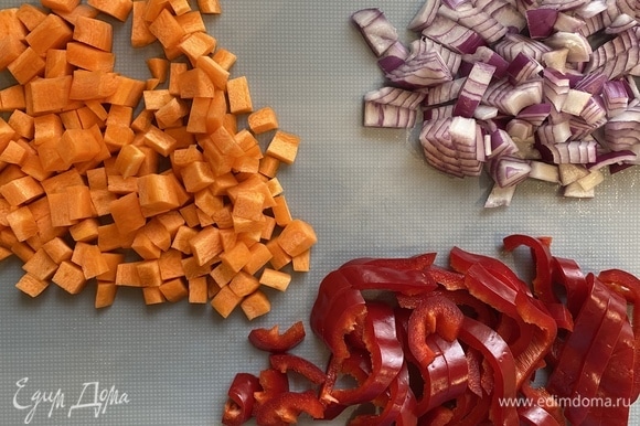 На второй сковороде обжариваем лук и морковь до золотистого цвета, добавляем томатную пасту и 3 чайных ложки сахара. Тушим 4 минуты.