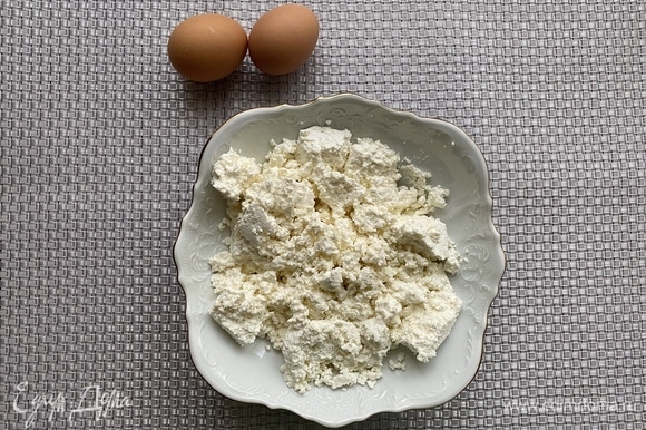 Творог смешиваем с двумя яйцами, перемешиваем до однородной массы. Добавляем соль, сахар, муку. Вымешиваем тесто.