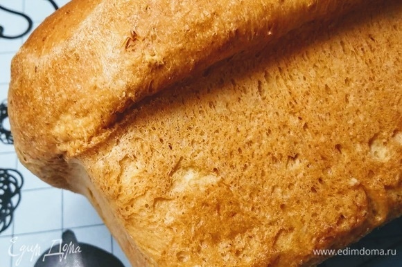 По окончании программы достать хлеб из формы, завернуть в полотенце и уложить на решетку. После полного остывания убрать в пакет и в холодильник. В хлебопечку ингредиенты выкладывать последовательно, как указано в разделе «Ингредиенты». Режим выпекания — №1 или «Основной хлеб», корочка средняя, вес изделия — 750 или 1000 г. Приятного аппетита!
