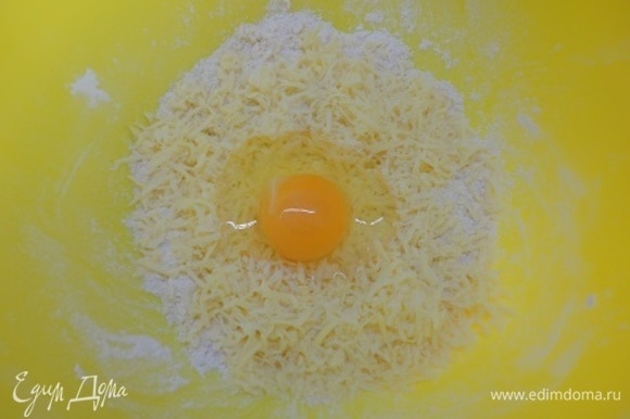 Добавить тертый чеддер и яйцо. Замесить тесто и убрать в холодильник на 30 минут.