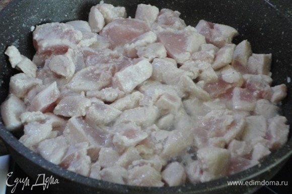 Нарезать курицу средними кусочками и обжарить на оливковом масле, чтобы она немного побелела.