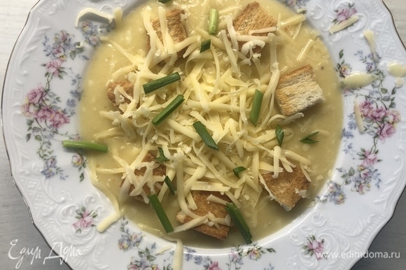 Порционно наливаем суп, выкладываем сухари, трем твердый сыр, добавляем перья чеснока. Приятного аппетита.