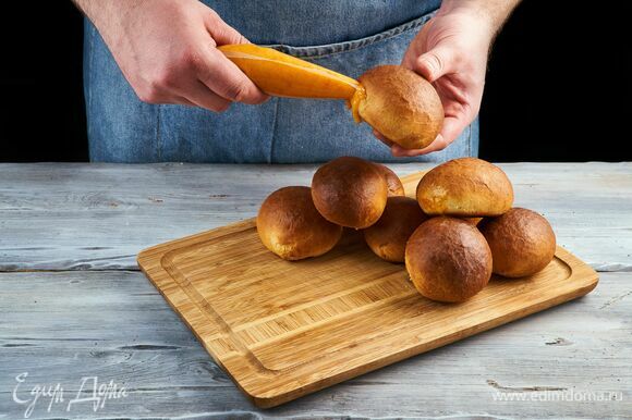 Наполните кулинарный мешок абрикосовым вареньем. Начините пончики вареньем с двух противоположных сторон.