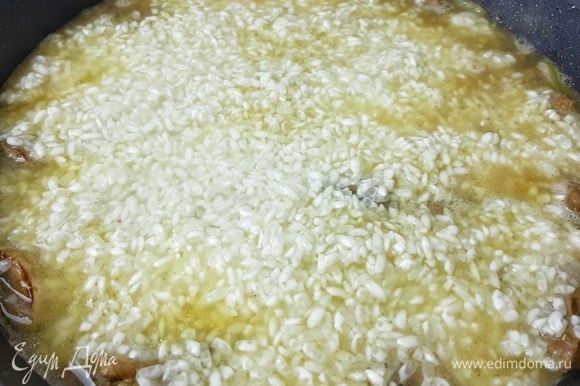 Выкладываем сверху рис для плова ТМ «Националь» и заливаем водой на 0.5 см выше уровня риса. Солим и перчим по вкусу. Готовим на медленном огне примерно 20 минут до полного испарения влаги. Затем убираем сковороду с огня и даем блюду отдохнуть еще минут 15.