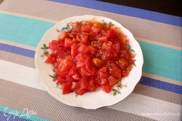 Сладкие и сочные помидоры нарезать кубиками покрупнее.