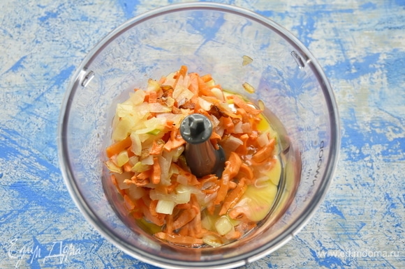 Лук и морковь обжарить на растительном масле и измельчить вместе с яйцом в блендере.