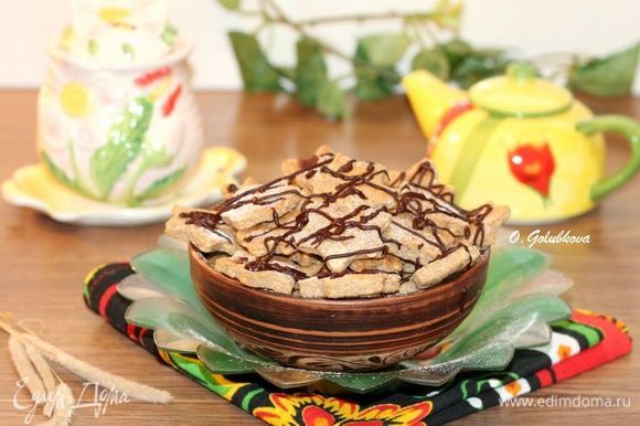 Охлажденное печенье можно украсить растопленным шоколадом и сахарной пудрой. Приятного чаепития!