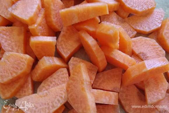 Морковь — полукольцами. Через 15 минут после помидоров добавляем в суп морковь, еще минут через 10 — картошку. Кладем лавровый лист.