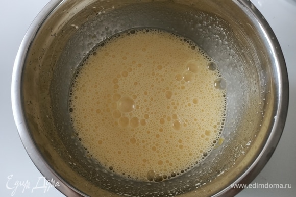 Включаем миксер и начинаем взбивать сначала яйца с сахаром, затем добавляем ванилин и подсолнечное масло.