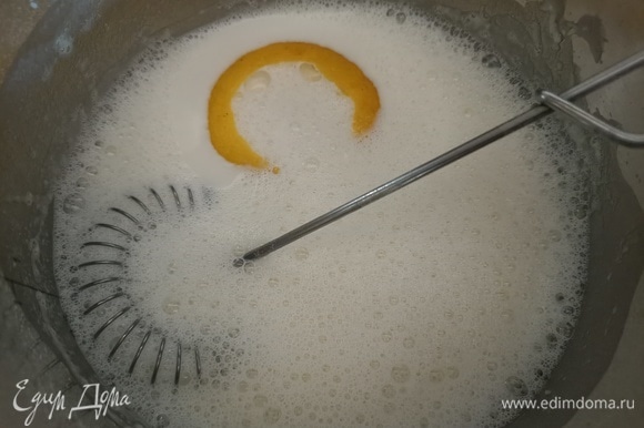 Начнем с крема. В сотейнике смешать муку, сахар и ванилин. Постепенно ввести молоко. Добавить корку половины лимона. Поставить на плиту и варить до загустения при постоянном помешивании. Из готового крема удалить лимонную корку, накрыть пищевой пленкой и остудить.