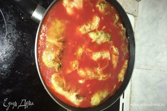 Заливаем томатным соком, закрываем крышкой и тушим 20–30 минут до загустения соуса.
