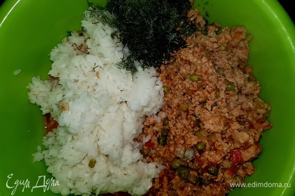 В чашке смешиваем заранее отваренный рис, обжаренный с овощами фарш, мелко нарезанный укроп.