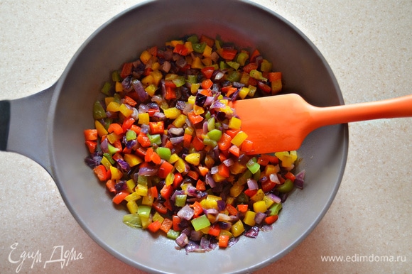 В сковороде на оливковом масле обжарьте до мягкости нарезанный мелкими кубиками красный лук. Добавьте нарезанный так же на небольшие кубики перец (по половине каждого цвета). Приправьте немного солью и обжаривайте 5–7 минут, периодически перемешивая. Приготовленные овощи соедините с рисом и ананасами. Хорошо перемешайте.