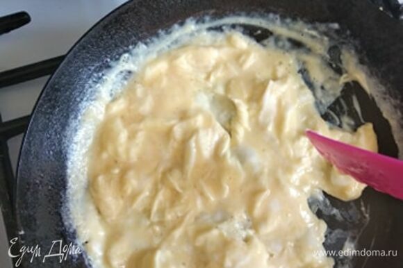 На сковороде на растительном масле начинаем жарить яйца. Их постоянно сдвигаем от краев к центру, перемешивая слегка, не даем сильно прожариться. Как только схватились, перекладываем на тарелку. Яйца должны остаться нежными.