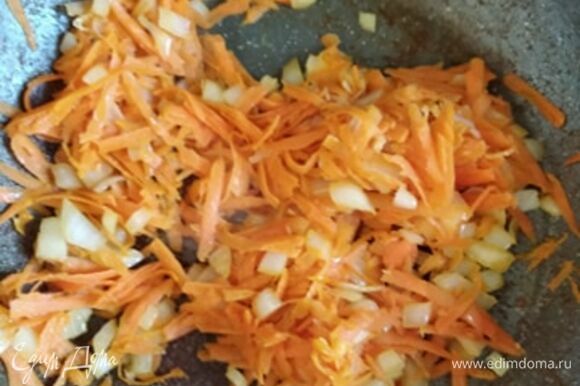 Лук мелко нашинковать. Морковь натереть на крупной терке или мелко нарезать. В сковороде растопить сливочное масло, добавив 1/2 ложки растительного. Растительное масло добавляется, чтобы сливочное не горело. На масле обжарить лук до полупрозрачности. Добавить морковь и жарить почти до мягкости, постоянно помешивая.