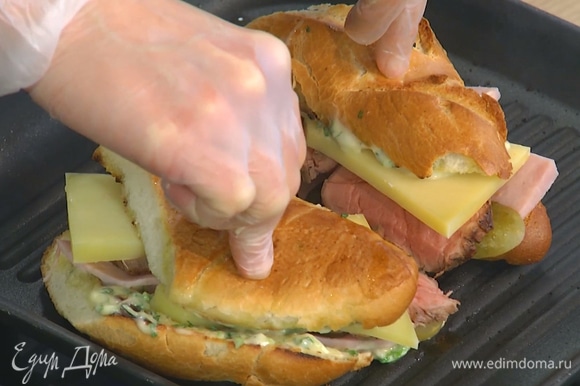 Поместить сэндвичи на сковороду-гриль, прижать и обжаривать 2–3 минуты.