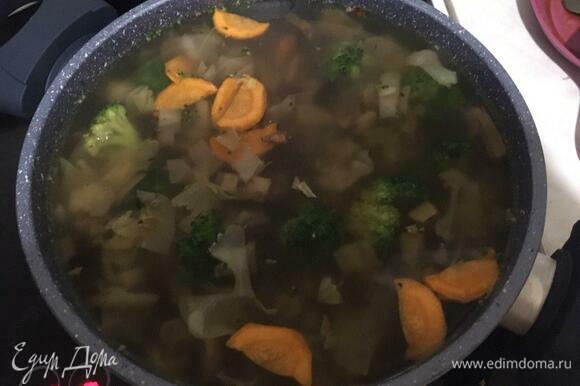 После того как суп прокипел положенное ему время, добавляем в него брокколи и зажарку из лука, чеснока и моркови. Закрываем крышкой, вновь доводим до кипения и варим еще 10 минут.