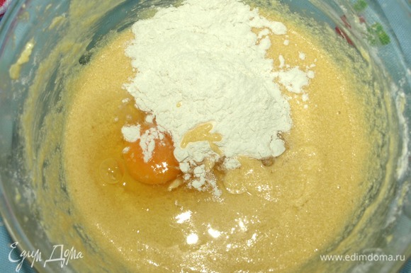 Размягченный маргарин взбить с сахаром в кремообразную массу. Постепенно вводим в массу по одному яйцу + столовая ложка муки. Хорошо перемешиваем. В итоге 4 куриных яйца + 4 столовых ложки муки.