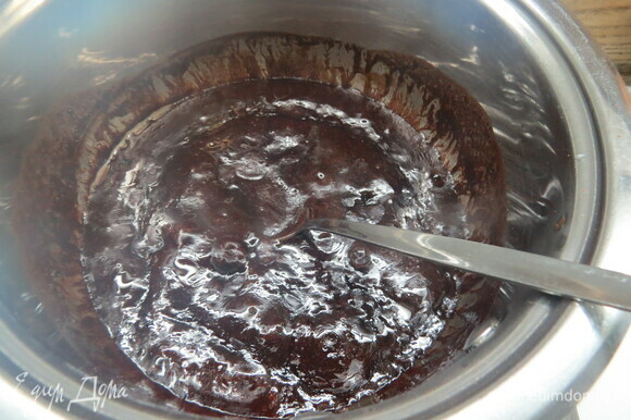 Готовим шоколадный бисквит. Соединяем половину сахарного песка, какао, растительное масло и воду, доводим до кипения.
