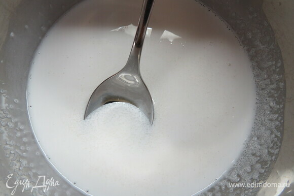 Для приготовления глазури замачиваем желатин в воде в соотношении 1 г желатина на 1 г воды. В одном сотейнике смешиваем сливки и молоко, доводим до кипения, убираем с огня.
