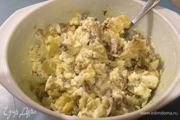Добавляем нарезанный картофель к яйцам и заправке, перемешиваем. Лучше всего поставить салат в холодильник настояться и пропитаться заправкой на несколько часов, идеально — на ночь. При подаче украсить свежей зеленью.