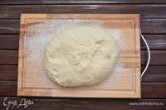 Выложить тесто на столешницу и продолжить месить тесто. Поначалу оно очень липкое, в процессе замеса рекомендую смочить руки растительным маслом. Тесто вымешивать методом растягивания и складывания минут 7–10.