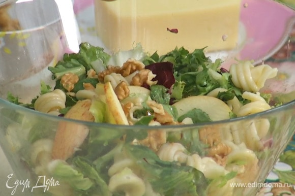 Грецкие орехи поломать руками и добавить в салат.