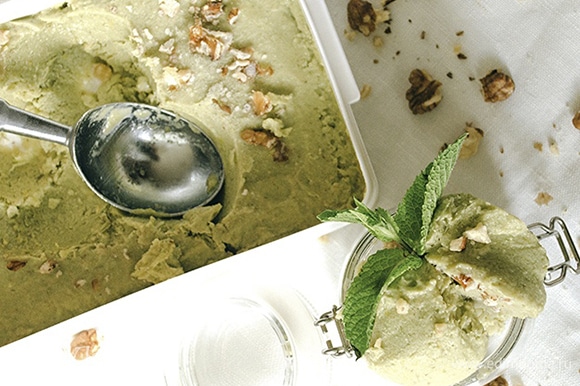 Перелейте смесь в стеклянный лоток либо формы для мороженого, добавьте по вкусу молотые орешки и отправьте замораживаться.