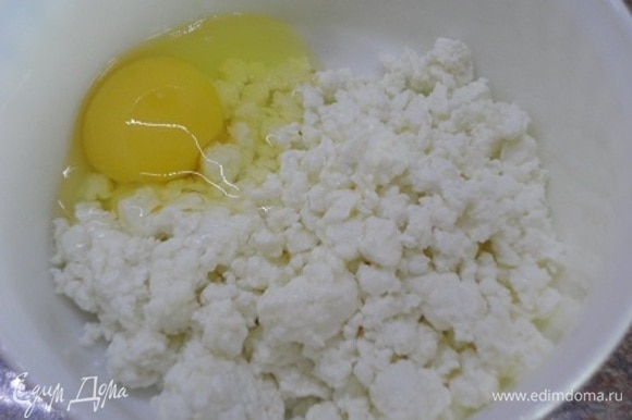 Творог с яйцом пробить блендером и смешать со сметаной. Выложить к муке и замесить тесто. Выдержать его в холодильнике около часа.