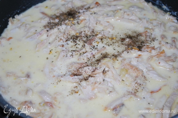 К курице и чесноку добавьте сливки и твердый сыр (если есть пармезан, добавьте его). Соус прогрейте 3–4 минуты. Отрегулируйте соль и перец по своему вкусу.