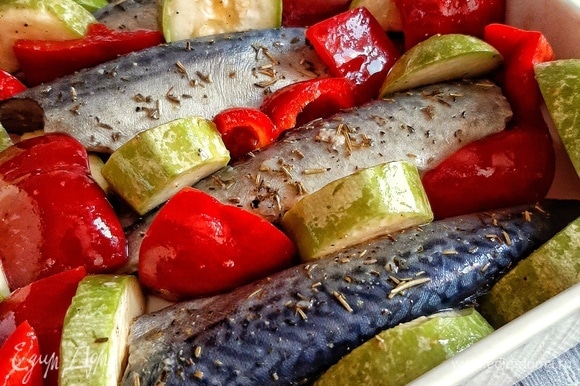 В форму выкладываем рыбку и овощи. Запекаем в хорошо прогретой до 190°C духовке 30–35 минут. 🍴Приятного аппетита 🍴