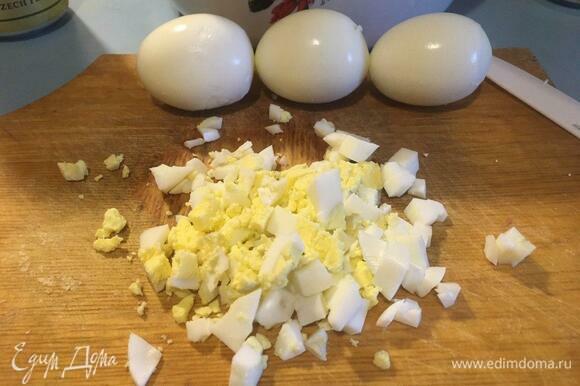 Мелко режем яйца.