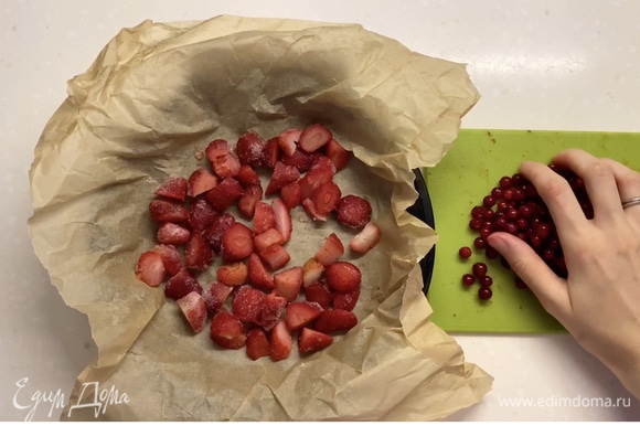 В форму для выпечки выложить ягоды (клубника, брусника, черника или любые другие).