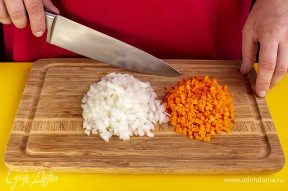 Лук и морковь мелко порубите.