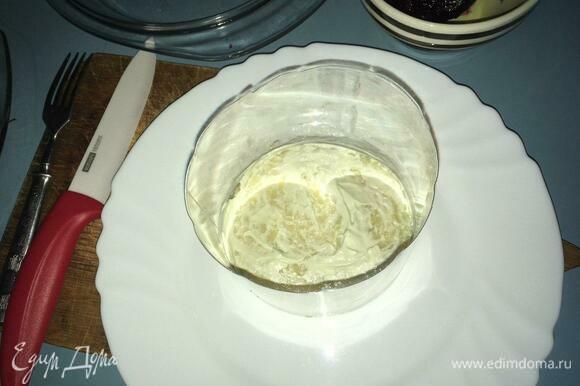 Смазываем картофельный слой небольшим количеством майонеза. Соус должен служить как бы клеем между слоями. Не кладите его много.
