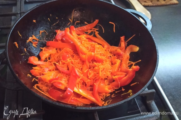 Обжариваем перец и морковь на большом огне с небольшим количеством подсолнечного масла 10 минут.