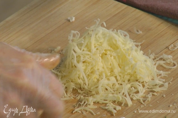 Твердый сыр натереть на мелкой терке и посыпать кабачки.