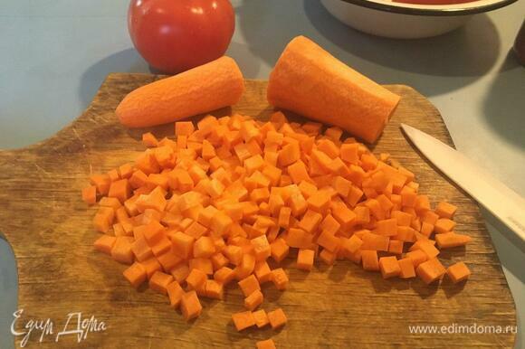 Оставшуюся морковь нарезать небольшими кубиками или, если вам больше нравится, потереть на крупной терке.